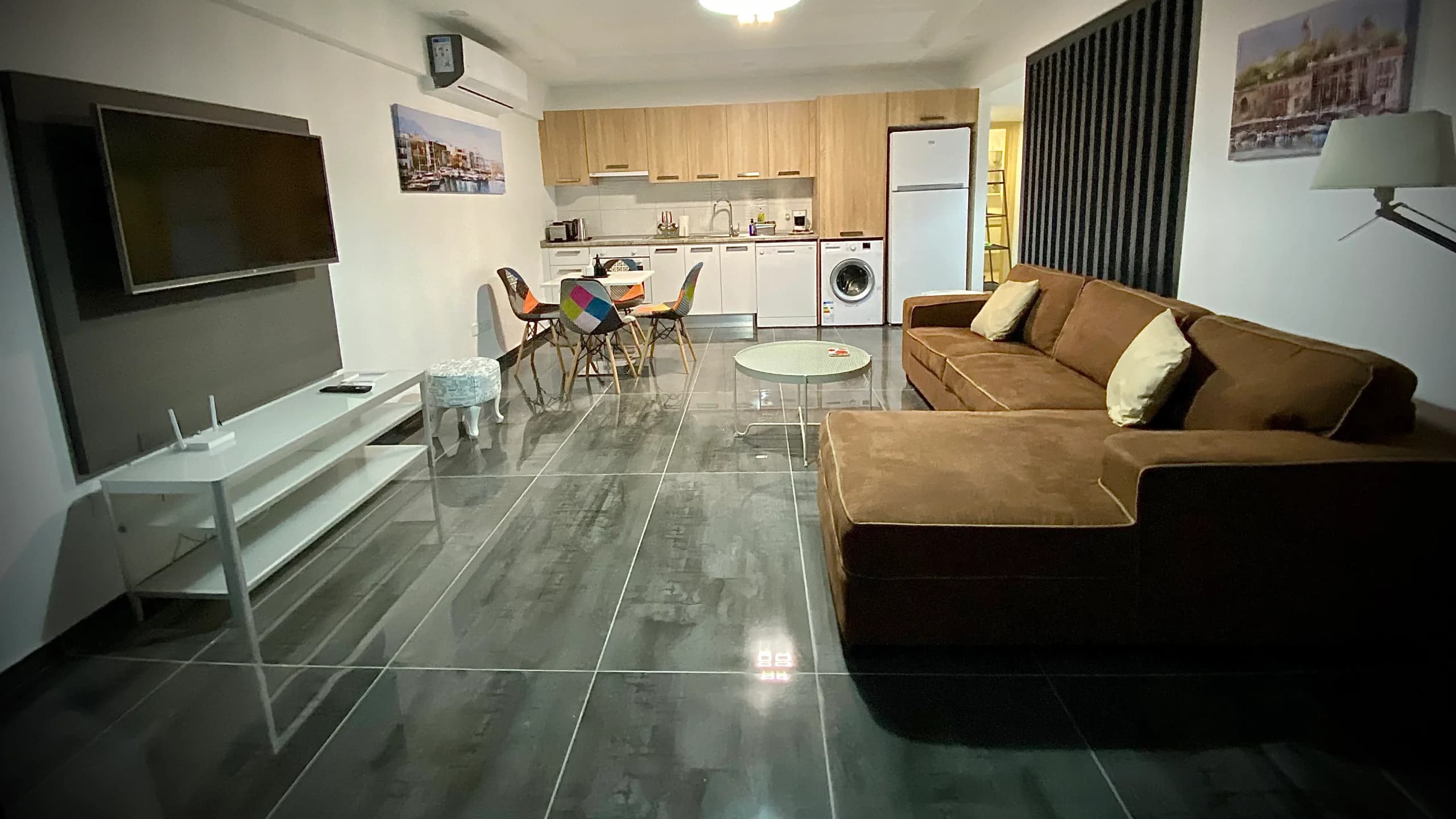 Kuzey Lefkoşa'da North Houses dairesi: salon ve tam donanımlı mutfak